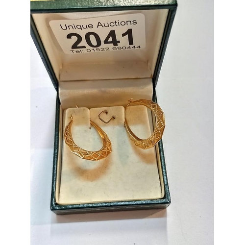 2041 - A pair of 9ct gold hoop earrings