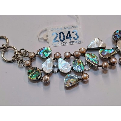 2043 - A cultured pearl Abalone shell bracelet set in silver