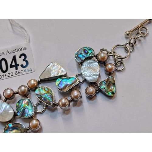 2043 - A cultured pearl Abalone shell bracelet set in silver