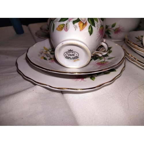 144 - A 21 piece Royal Vale tea set, COLLECT ONLY.