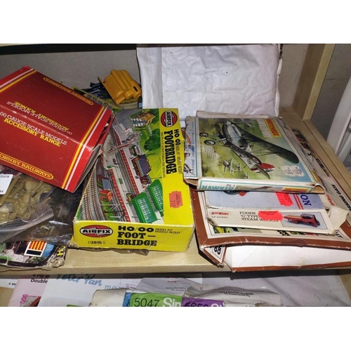 70 - A selection of vintage model kits including Airfix, Tamiya, Denys, Fisher, plus unboxed kits, etc, c... 