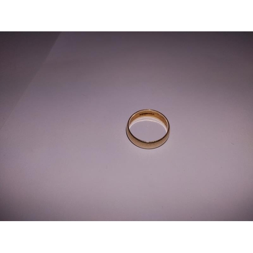 2056 - A 375 9ct gold wedding ring 3.8gms, size Q1/2