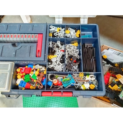 1066 - Large plastic tool box of Lego including many mini figures