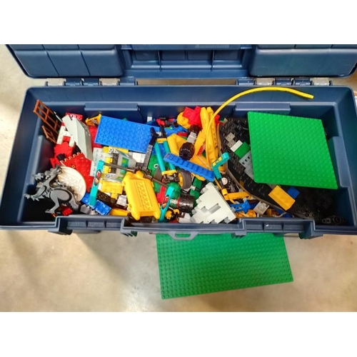 1066 - Large plastic tool box of Lego including many mini figures