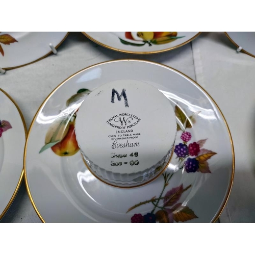 1054 - Royal Worcester 'Evesham' dinner/ table ware.  COLLECT ONLY.