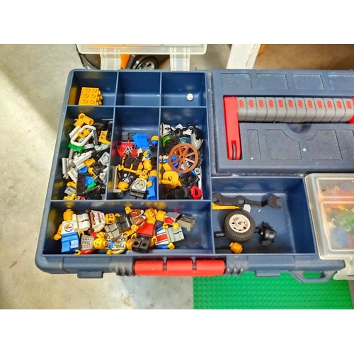 1066 - Large plastic tool box of Lego including many mini figures