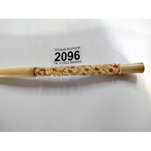 2096 - A Victorian carved cigarette holder.