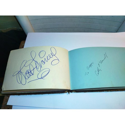 2093 - An excellent autograph book including:
Walt Disney, Buster Keaton, Burt Lancaster, Dinah Shore, Mary... 