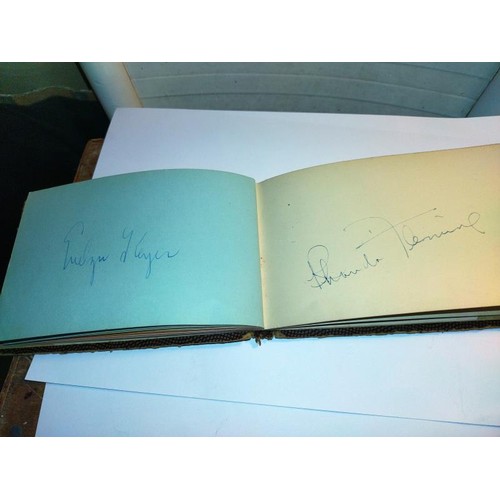 2093 - An excellent autograph book including:
Walt Disney, Buster Keaton, Burt Lancaster, Dinah Shore, Mary... 