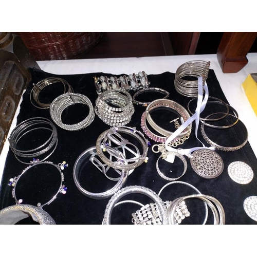 1186 - A quantity of silver coloured jewellery, some marked silver