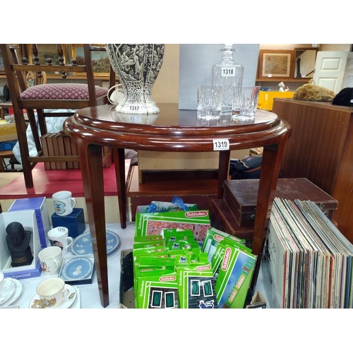 1319 - A round mahogany coffee table. 75cm x 60cm. COLLECT ONLY.