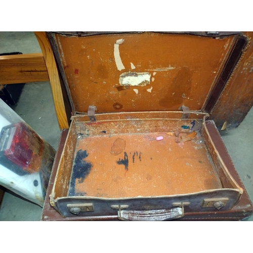 400 - Two vintage suitcases. COLLECT ONLY.