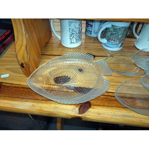 402 - A quantity of glass fish shape plates including one plastic. COLLECT ONLY.