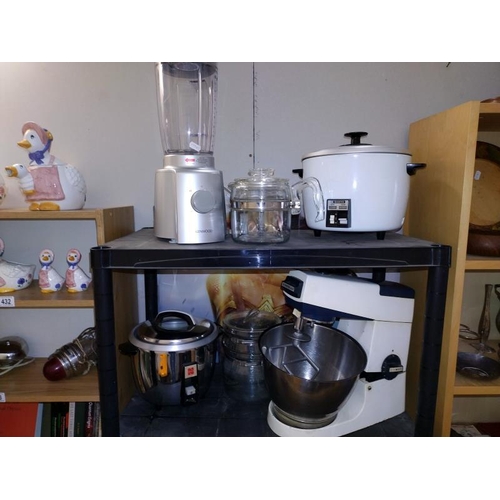 430 - Four shelves of kitchen ware including slow cooker, blenders etc. COLLECT ONLY.