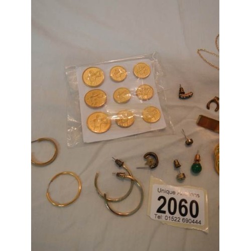 2060 - A mixed lot of yellow metal jewellery and a set of golfing buttons.