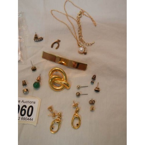 2060 - A mixed lot of yellow metal jewellery and a set of golfing buttons.