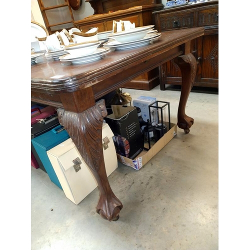 1459 - A Victorian Mahogany extending dining table on ball and claw feet. 104 cm x 126-180 cm x height 72cm... 