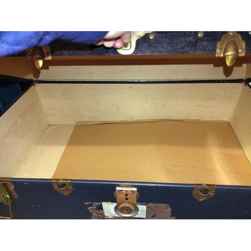 1461 - A large old steamer trunk. 91cm x 51cm x 34cm. COLLECT ONLY.