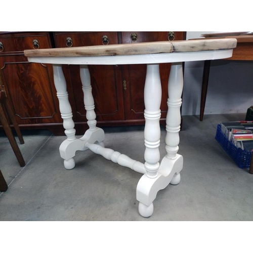 1520 - An antique style oval side table on turned legs (108cm x 59cm x 72cm high)