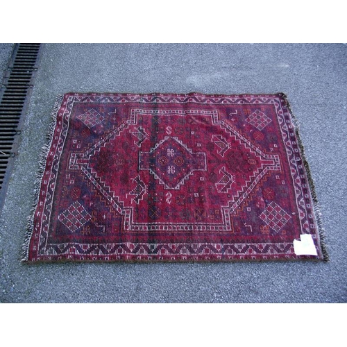 1550 - A small red/blue Persian style rug. Length 140cm x 97cm. COLLECT ONLY.