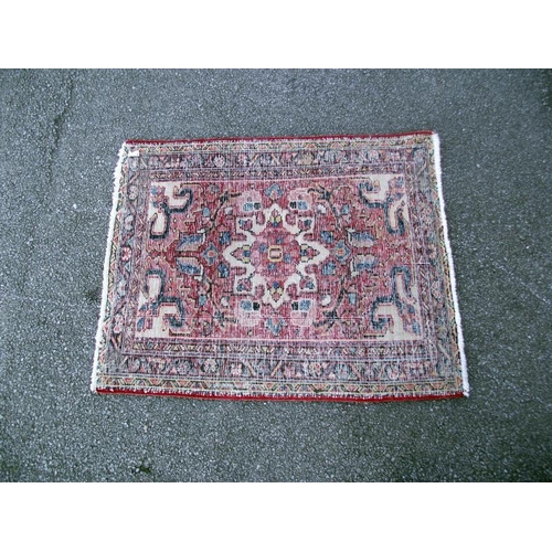 1552 - A middle Eastern style patterned rug. Length 105cm x 80cm. COLLECT ONLY.