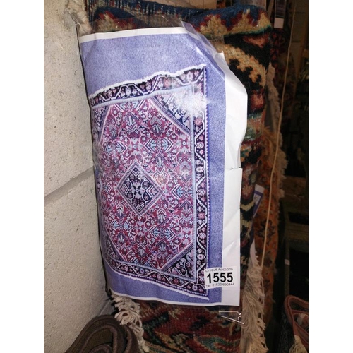 1555 - A red Middle Eastern style patterned rug. Length 200cm x 130cm. COLLECT ONLY.