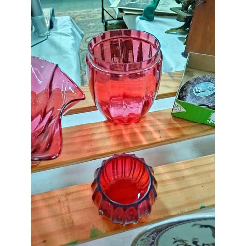 166 - 5 pieces of cranberry glass items, 3 a/f.