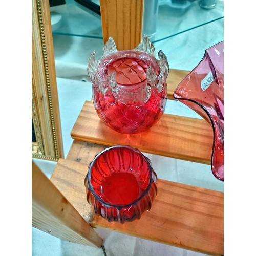 166 - 5 pieces of cranberry glass items, 3 a/f.