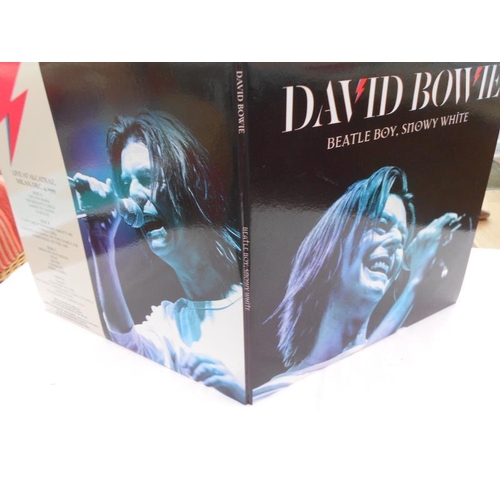 195 - David Bowie - Beatle boy, snowy white Rare double aqua splatter LP in Mint condition Records and sle... 