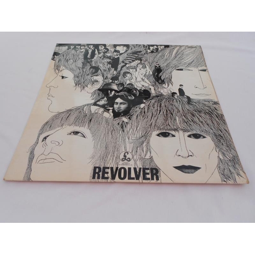 454 - The Beatles - Revolver. UK LP record PMC 7009 XEX 605 - 2 and 606 - 3 VG+/EX