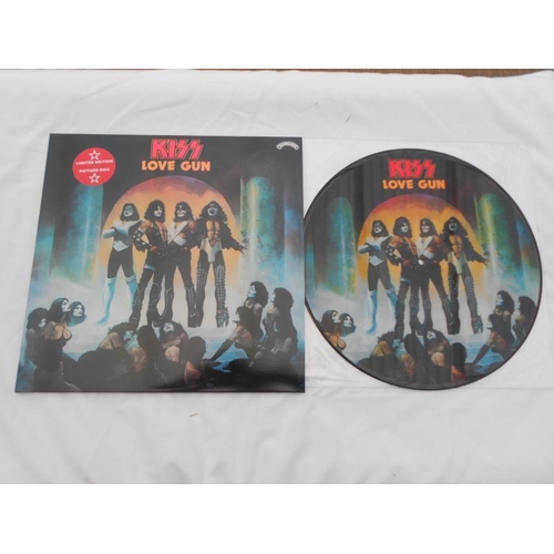 534 - Kiss Collection of 2 x Demo’s and Love Gum Picture disc NM Both vinyls and sleeves are in near mint ... 