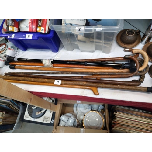 21 - A quantity of vintage walking sticks