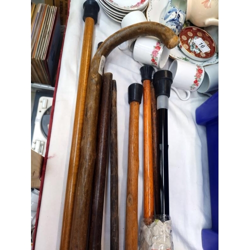 21 - A quantity of vintage walking sticks