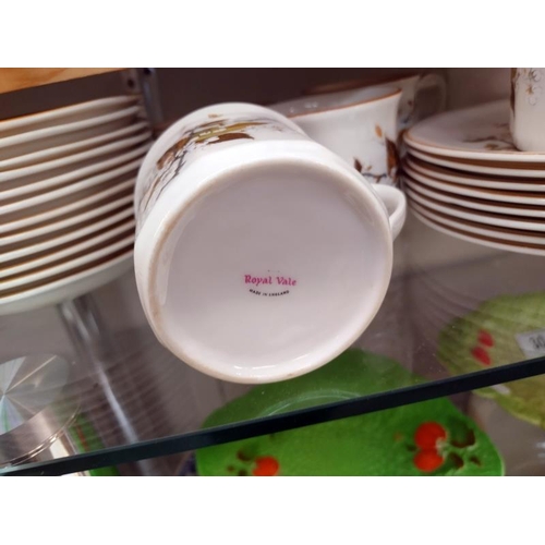 29 - A quantity of Royal Vale tea ware