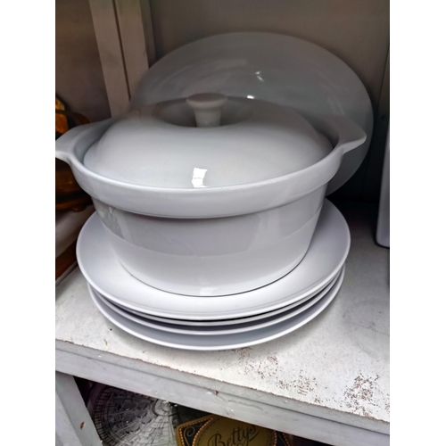 1114 - A quantity of Meakin 'Florida' soup bowls & dishes & white 'TU' dinner ware COLLECT ONLY