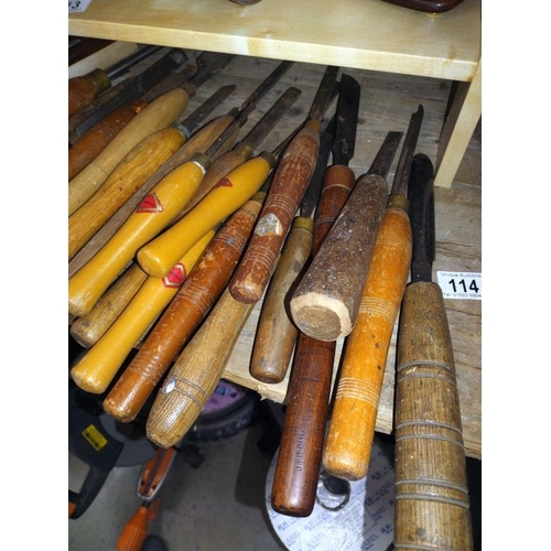 114 - A lot of quality chisels and carving tools.