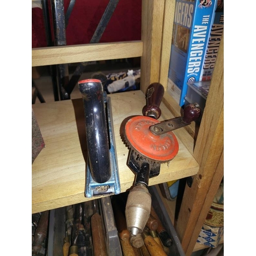 142 - A shelf of tools including a quick release vice.