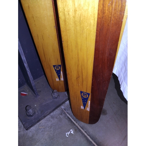 11 - A pair of Kangaroo combo water ski's (collect only)