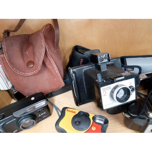 163 - A good lot of camera's including a Canon T50, viewers, A Sony mini disc player , smart phones & Kobo... 