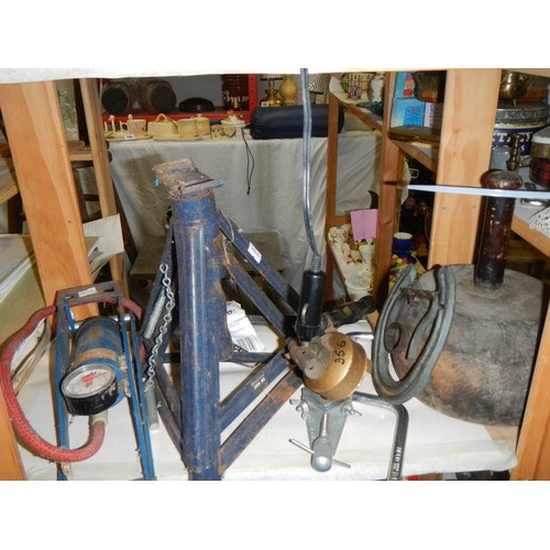 206 - A mixed lot including 12v lantern, car stands, auto light and other tools.