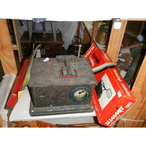 206 - A mixed lot including 12v lantern, car stands, auto light and other tools.