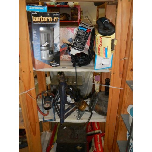 206 - A mixed lot including 12v lantern, car stands, auto light and other tools.