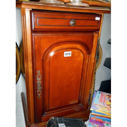 1019 - A mahogany bedside cabinet.
Collect Only.