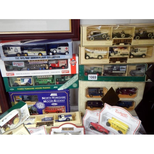 1069 - A selection of boxed collectors cars