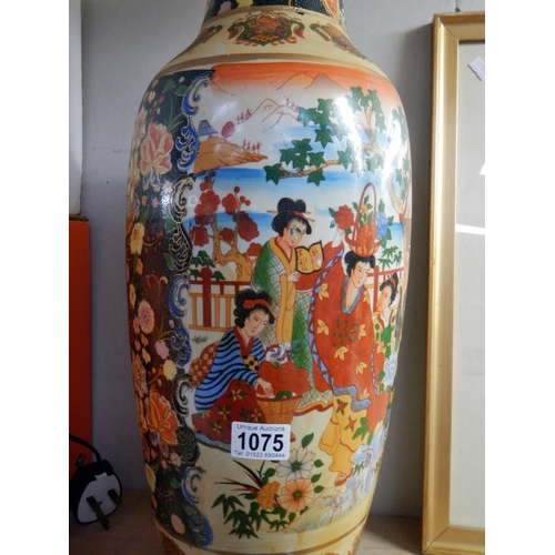 1075 - A large Japanese vase