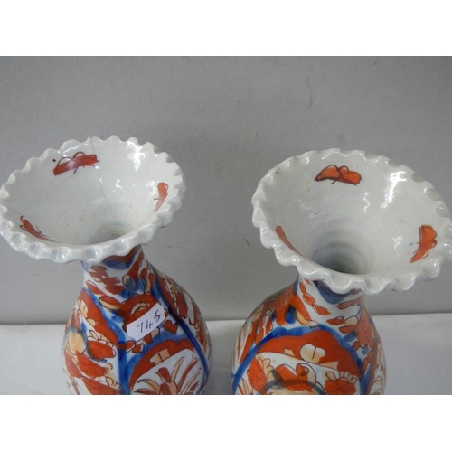 1077 - A pair of Japanese vases 1 with a fine crack