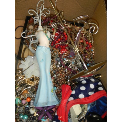 1091 - A box of costume jewellery stands etc.