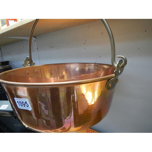 1095 - A 20th century copper jam pan