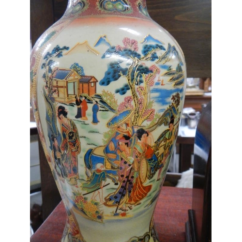 1122 - A mid 20th century china vase