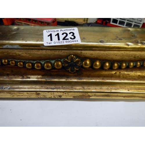 1123 - A 20th century old brass curb